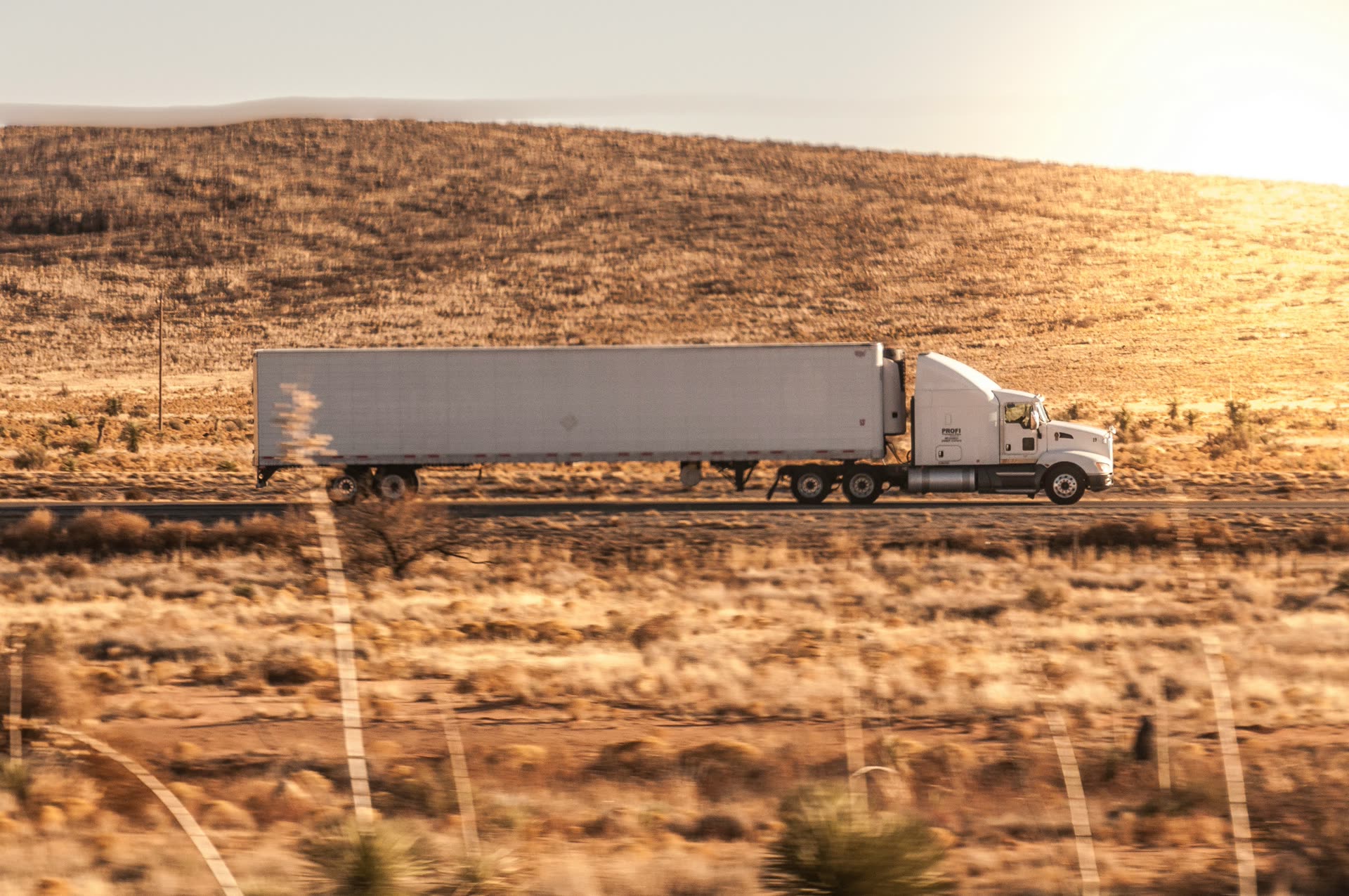 Dry van freight broker — enclosed 53ft trailer for full truckload shipping nationwide